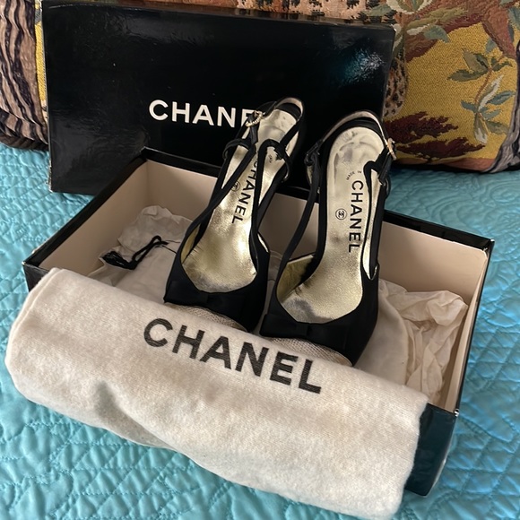 Chanel vintage black satin and gold slingback heels. - Picture 5 of 5